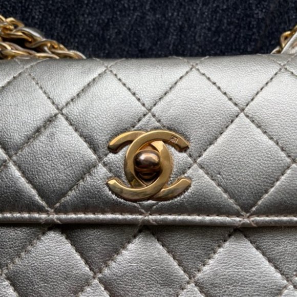 Chanel Mini Matelasse Gold chain shoulder bag - Picture 4 of 8